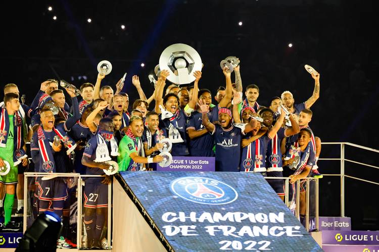 利物浦暂时摆脱困境，但斯洛特执教仍存疑，维尔茨与基耶萨表现关键，战术调整引发争议。（利物浦短暂回暖，斯洛特执教仍受质疑；维尔茨与基耶萨成关键，战术调整掀起争议）