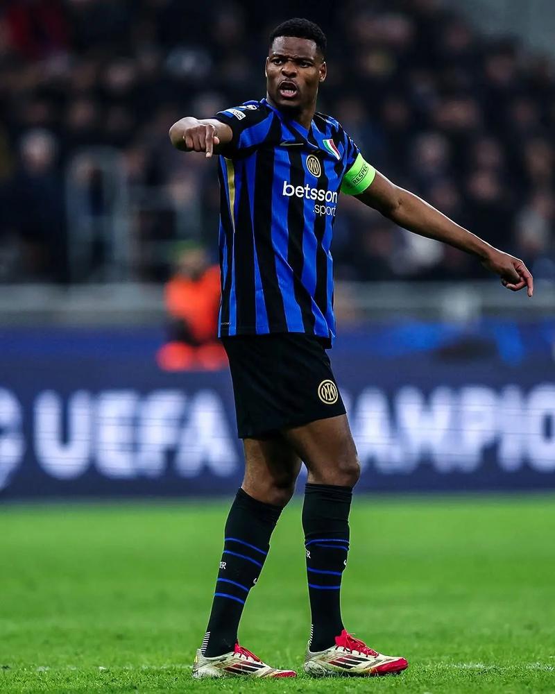 受伤的彭啸进入战上海U20的替补席，此前球员遭遇韧带损伤