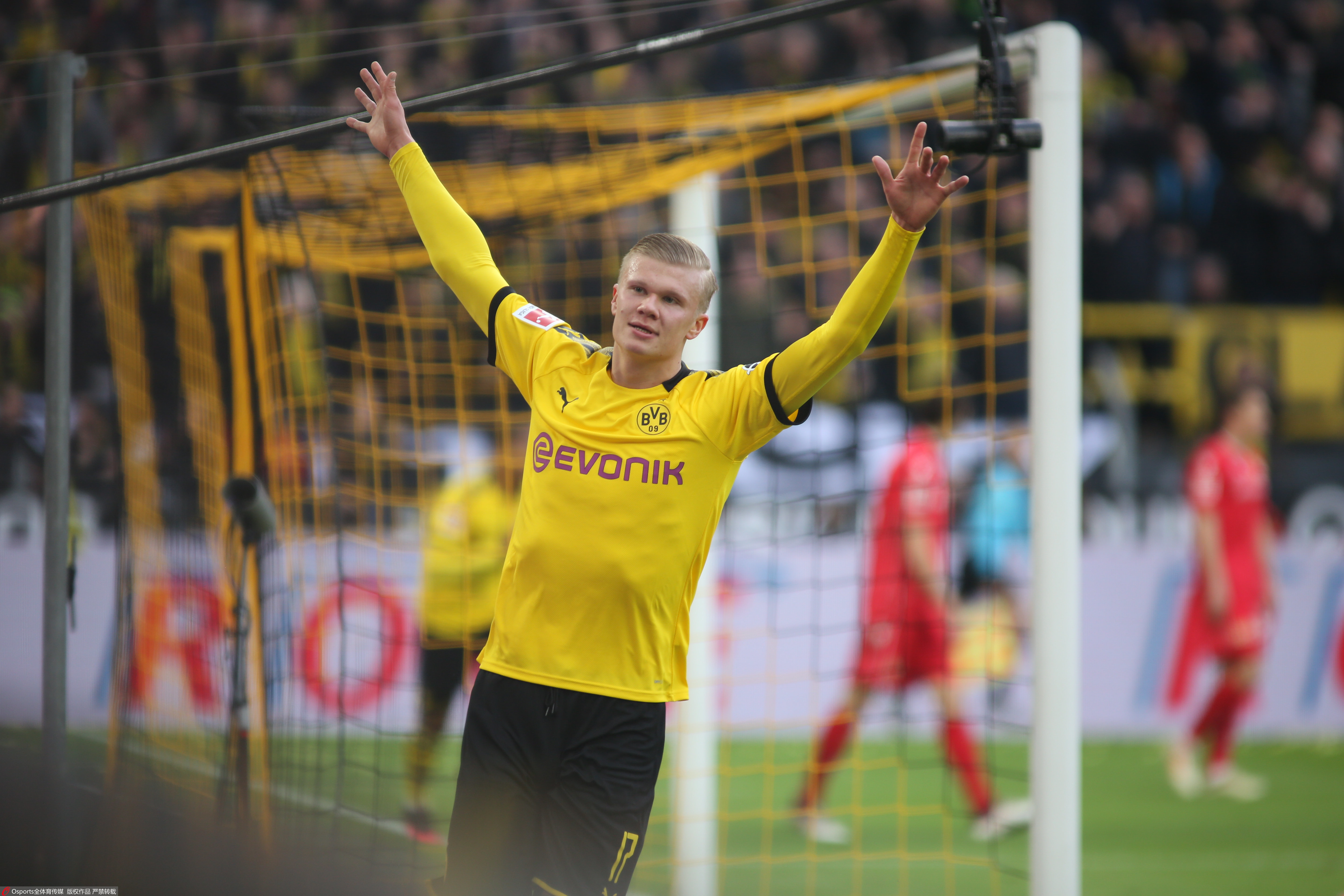 斯基拉：尤文未谈妥麦肯尼续约，两家意甲俱乐部已与球员接触（斯基拉：尤文与麦肯尼续约尚未达成一致，两家意甲球队已与球员沟通）