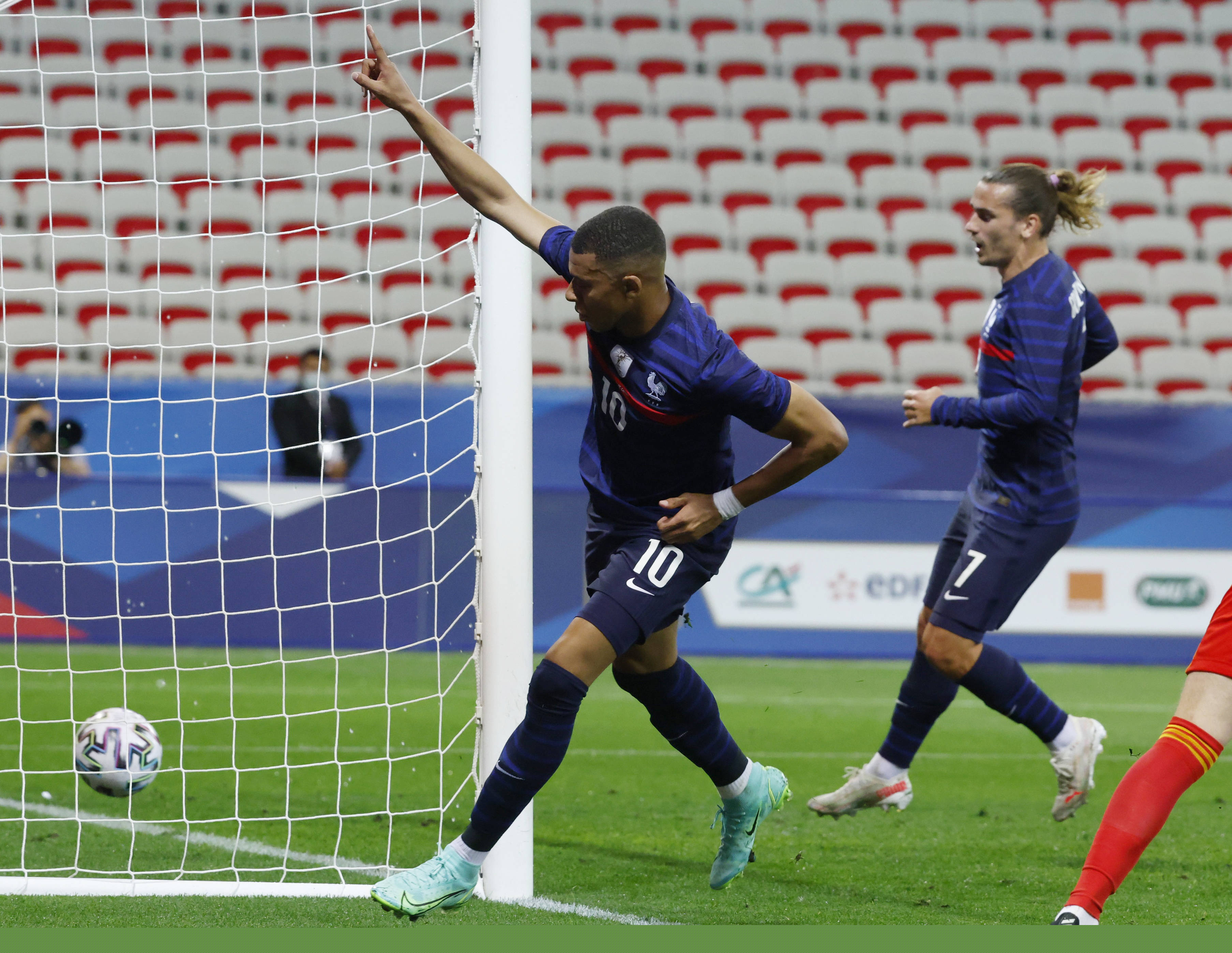 图赫尔考虑世界杯高温让替补球员留更衣室（担忧世界杯高温，图赫尔让替补留在更衣室）