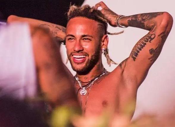 德天空：多特将在今天与二门亚历山大-迈尔续约至2027年（德媒：多特蒙德今日将与二号门将亚历山大-迈尔续约，合同至2027年）