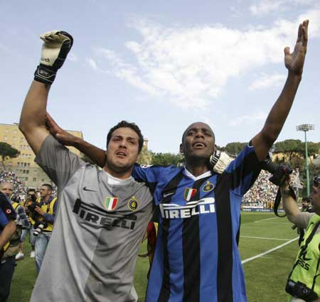 博主：今天中午河南队已抵达足协杯决赛地苏州，并进驻赛区（博主称河南队今日中午抵达苏州足协杯决赛地并已进驻赛区）