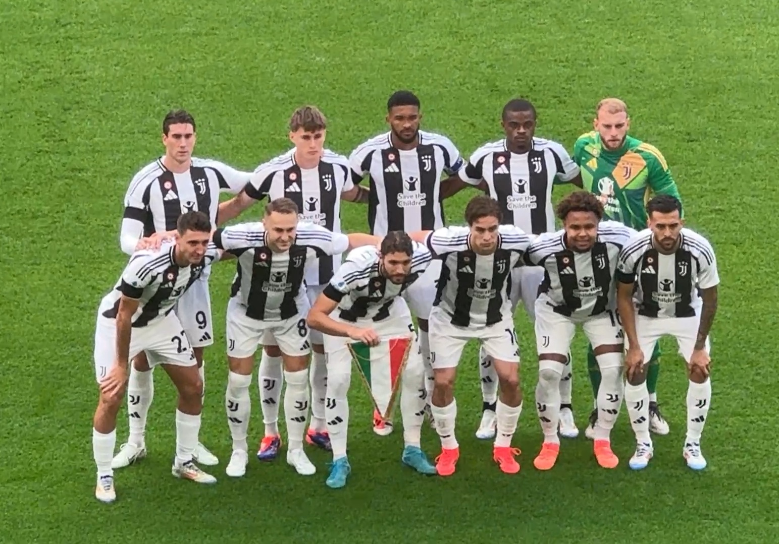 国脚助攻完成制胜球，球迷沸腾（国脚妙传造就制胜一球，球迷沸腾）