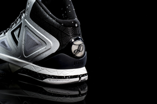 詹姆斯关键助攻锁定胜利（詹姆斯妙传定胜局）