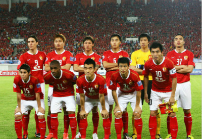 津门虎主帅于根伟积极引援奥乌苏，助力球队提升，期待其归化入籍，展现强大进攻实力，助球队稳定发展。（于根伟推动引进奥乌苏强化津门虎火力，盼其归化助球队稳步提升）