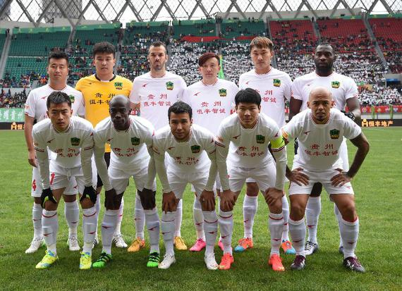 足球中超主帅否认下课传闻：全力以赴（中超主帅辟谣下课风波：将继续全力以赴）