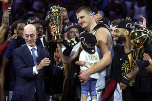 一斯佩齐亚球迷掉进看台和球场之间的沟里，被送进重症监护室（斯佩齐亚一球迷坠入看台与球场间沟渠，已送入重症监护室）