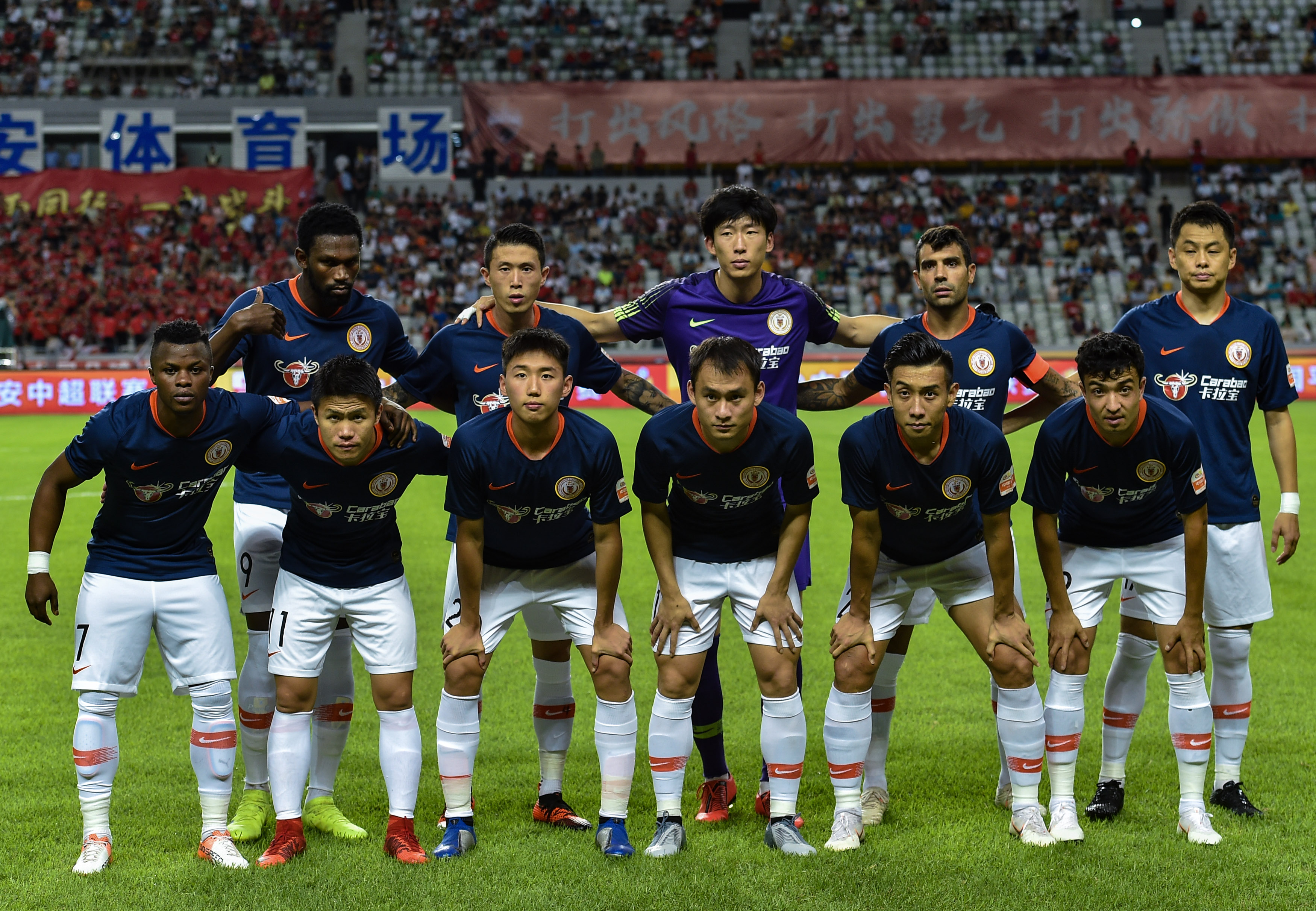 湖人浓眉哥篮下统治锁定胜利（浓眉内线碾压助湖人锁定胜局）