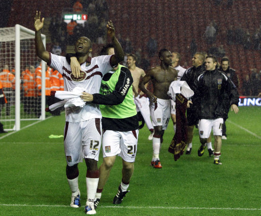 本赛季巴雷特出战时猛龙胜率70.6%，缺席时仅33.3%（本季巴雷特在阵猛龙胜率70.6%，缺阵仅33.3%）