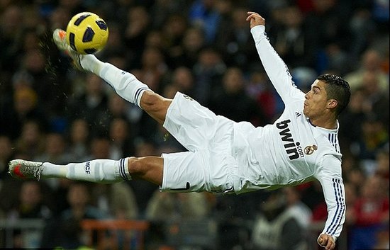 邵佳一告诫小球员：怎么能喝可乐呢，光跟老队员学散漫了（邵佳一提醒小球员：可乐怎能喝？别把老队员的散漫学去了）