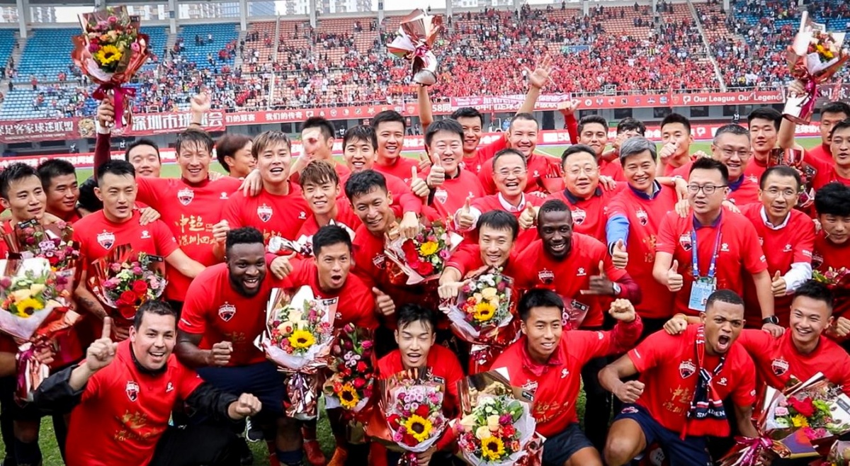 萨勒马克尔斯比赛里与裁判对峙，还被裁判踢了一脚（萨勒马克尔斯赛中与裁判争执，遭裁判一脚踢中）