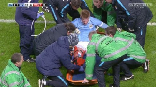 萨勒马克尔斯比赛里与裁判对峙，还被裁判踢了一脚（萨勒马克尔斯赛中与裁判争执，遭裁判一脚踢中）