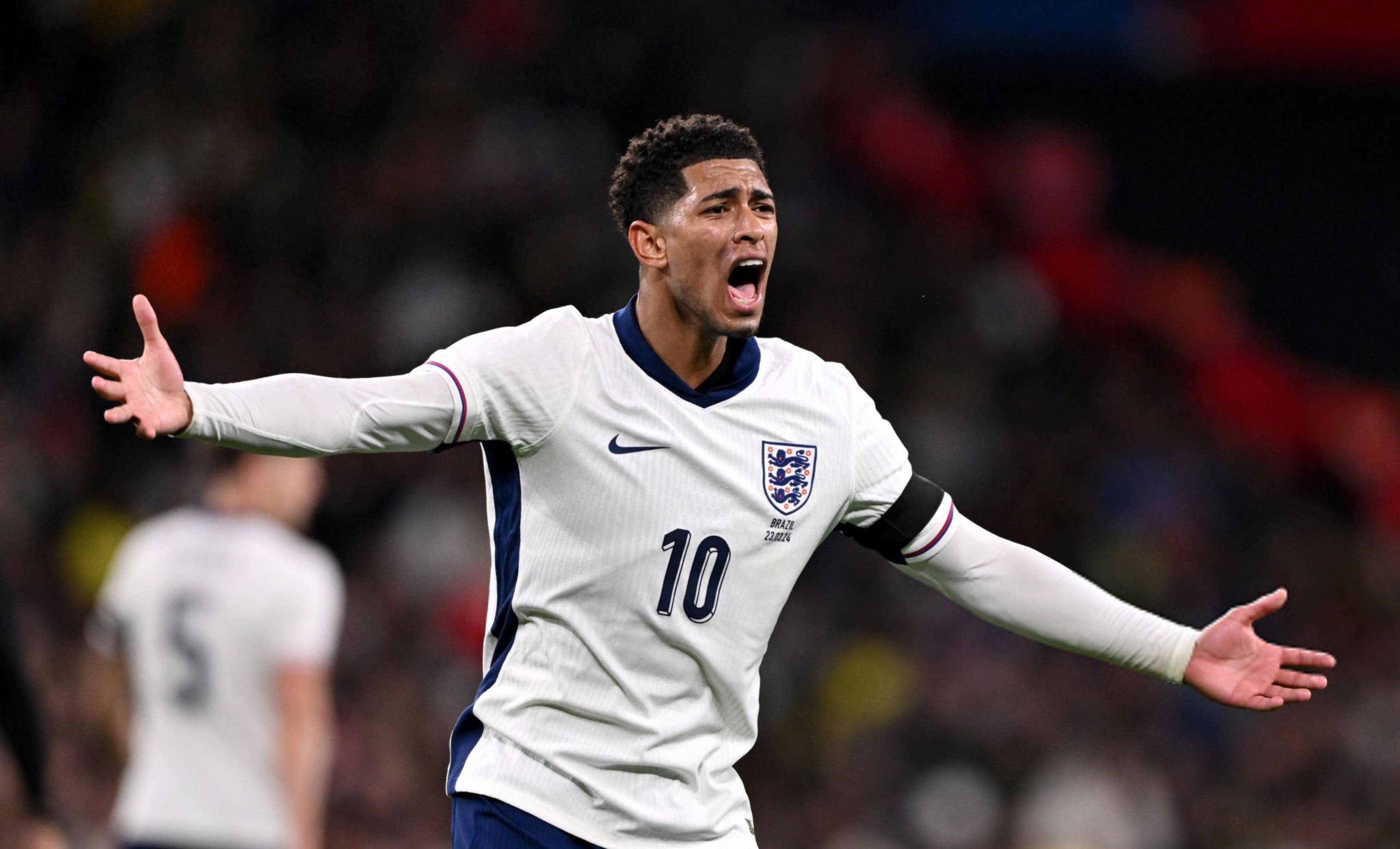 本世纪助俱乐部+国家队攻榜单：梅西446次第1，C罗305次第6（本世纪俱乐部+国家队助攻榜：梅西446次居首，C罗305次列第六）