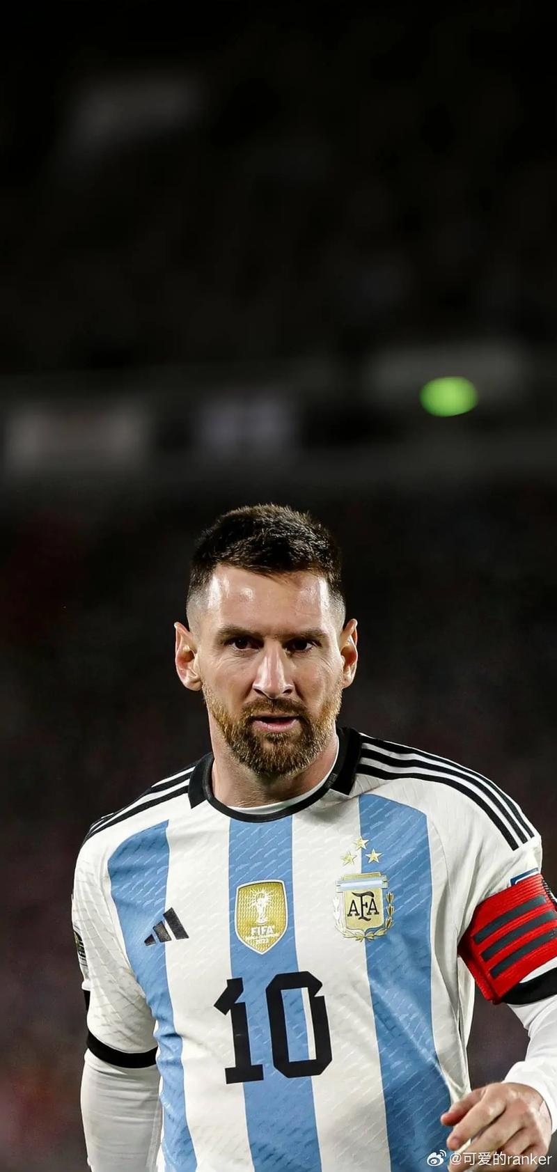 媒体人：阿奇姆彭很职业、不惹事，配得上在中超挣得每一分钱（媒体人：阿奇姆彭敬业不惹事，在中超拿到的每一分钱都名副其实）